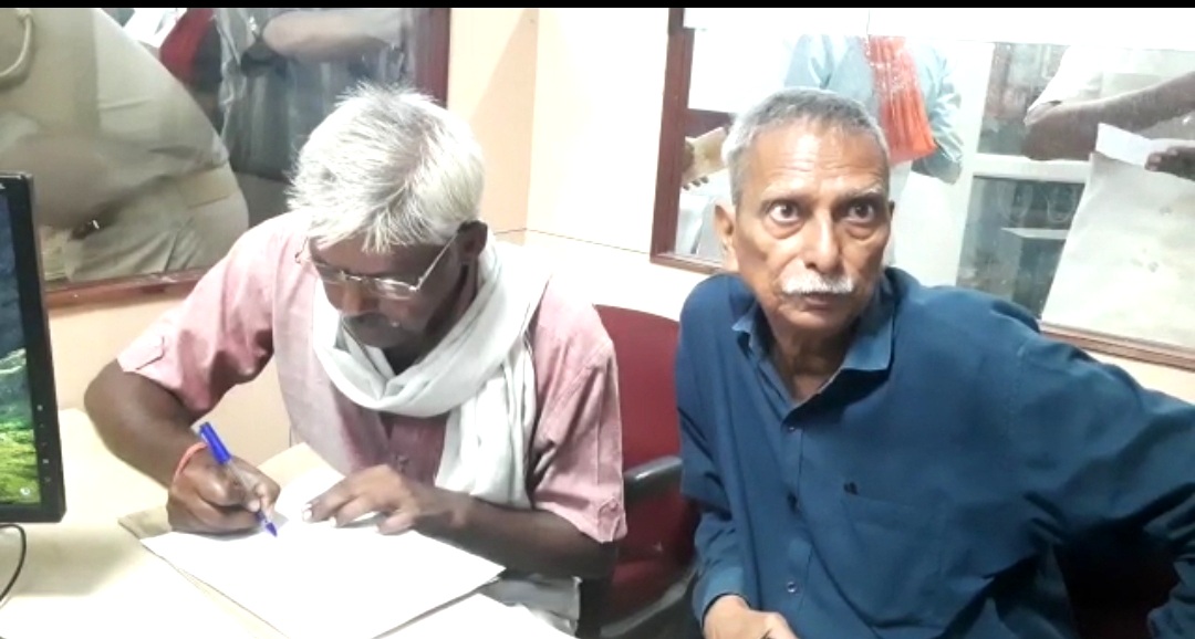 भारी भीड़ वाली बैंक में बुजुर्ग के बैग को काटकर चोर ने उड़ाए 50,000 रुपये 